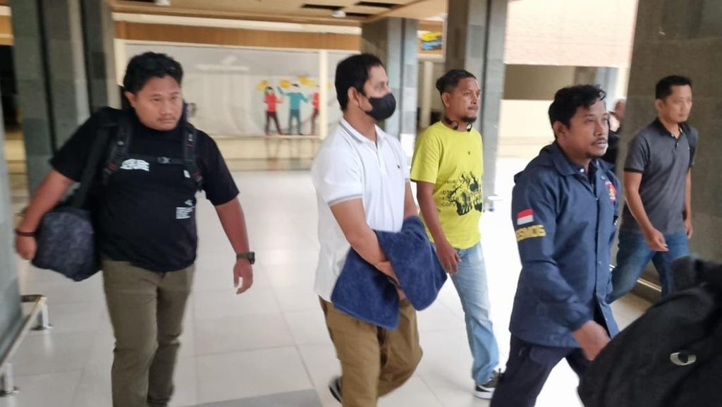 Tangan Diborgol, AKBP Fajar Dikawal Ketat Tiba di Kupang
