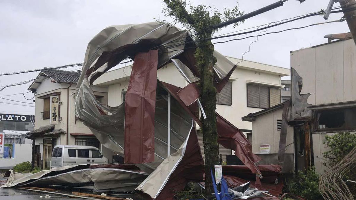 Topan Dahsyat Terjang Jepang Barat: Evakuasi Massal, Infrastruktur Lumpuh!